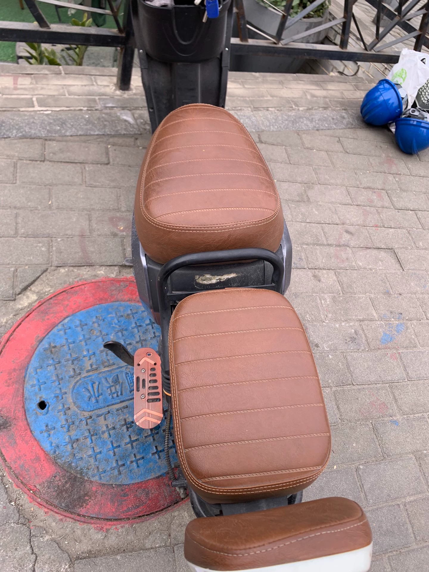 出售一台个人闲置电动车，有电瓶，充满电能行驶30公里左右，，自提。